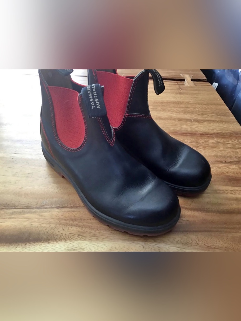 Blundstone Women in Stylish Red Elastic